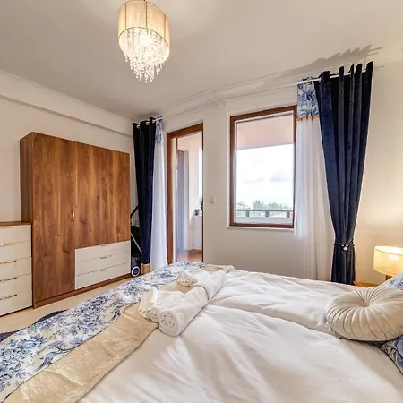 Slope Getaway At Grand Monastery *